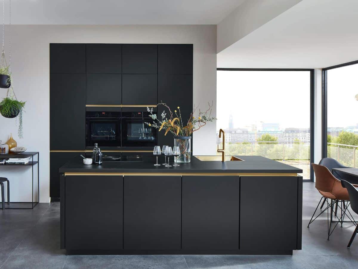 Schwarze Küchenaccessoires liegen im Trend und ergänzen moderne Küchen perfekt. Entdecke zeitlose Ideen für stilvolle Küchendeko und Design.