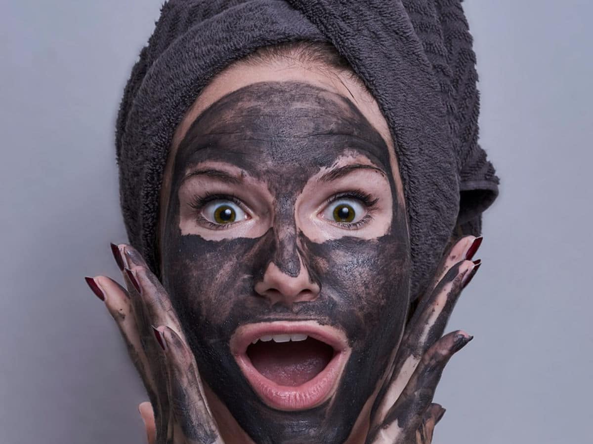 Entdecke 10 einfache Rezepte für selbstgemachte Gesichtsmasken aus Küchenzutaten. Pflege deine Haut natürlich und effektiv für einen strahlenden Teint!