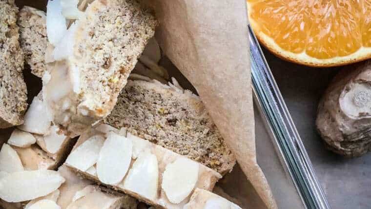 Weihnachtszeit ist Plätzchen-Zeit! Wir zeigen euch gleich zwei Rezepte für köstliche Weihnachtsplätzchen: Haselnussplätzchen und Oragen-Ingwer-Brot.