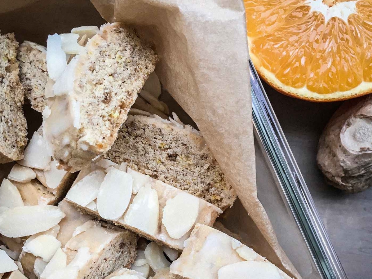 Weihnachtszeit ist Plätzchen-Zeit! Wir zeigen euch gleich zwei Rezepte für köstliche Weihnachtsplätzchen: Haselnussplätzchen und Oragen-Ingwer-Brot.