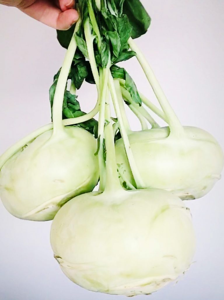 Leckere Kohlrabi-Schnitzel mit Rosmarin-Kartoffeln und Salat
