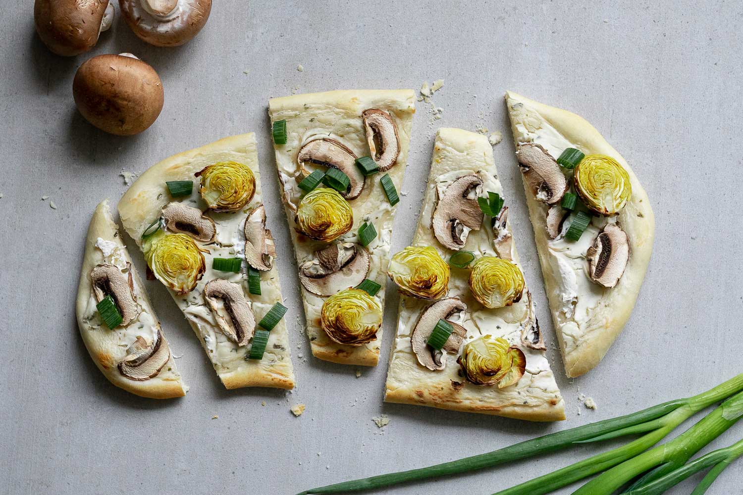 Rezept für veganen Flammkuchen, Flammkuchen Rezept, Rezept für Flammkuchen, leckerer Flammkuchen, Flammkuchen zu jeder Jahreszeit, Rezept, vegane Rezepte, Heimatgemüse im ElisaZunder Blogazine, Rezept-Kolumne