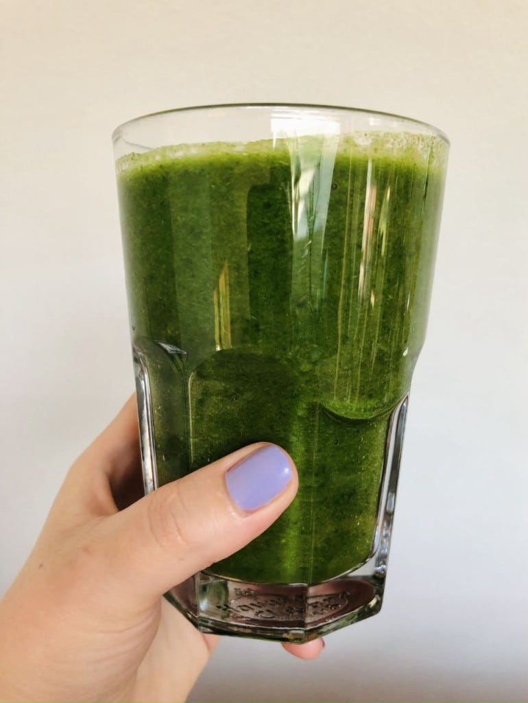 Grüner Smoothie mit Blattspinat und Staudensellerie Grüner Smoothie mit Blattspinat und Staudensellerie