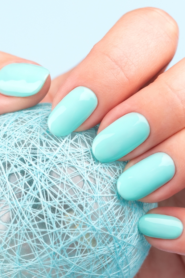 Türkise Nägel erinnern an kristallklares Meerwasser und sind der Must-have-Nageltrend im Sommer 2026. Die schönsten Ideen und Looks.