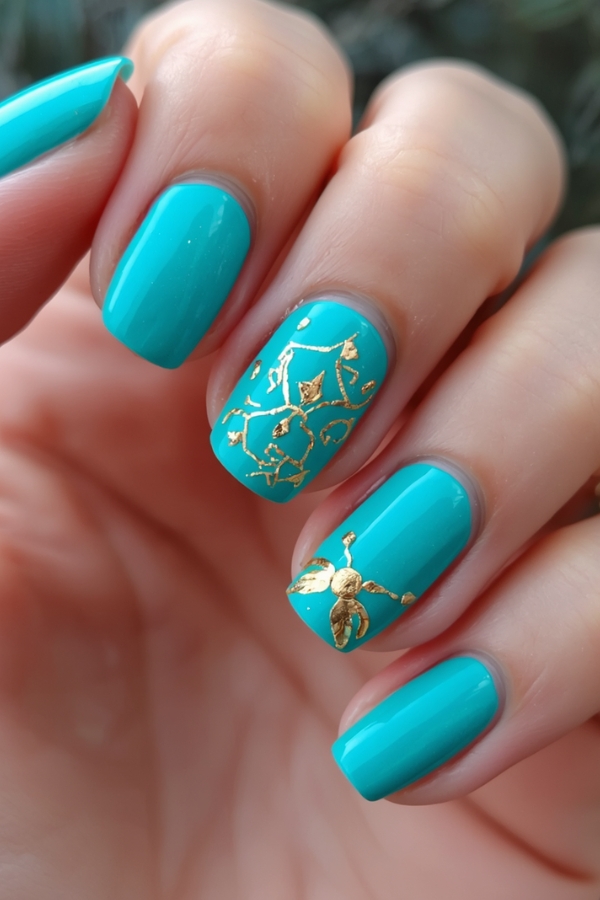 Türkise Nägel erinnern an kristallklares Meerwasser und sind der Must-have-Nageltrend im Sommer 2026. Die schönsten Ideen und Looks.