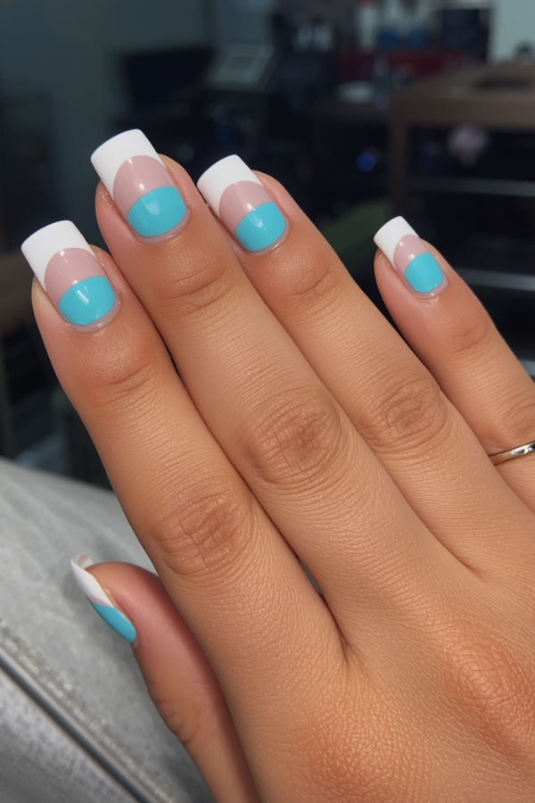 Türkise Nägel erinnern an kristallklares Meerwasser und sind der Must-have-Nageltrend im Sommer 2026. Die schönsten Ideen und Looks.