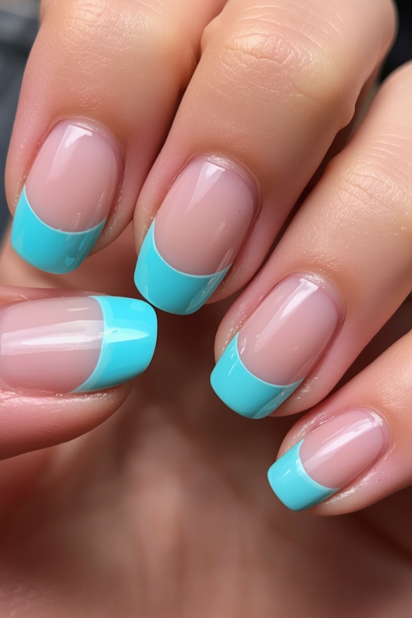 Türkise Nägel erinnern an kristallklares Meerwasser und sind der Must-have-Nageltrend im Sommer 2026. Die schönsten Ideen und Looks.